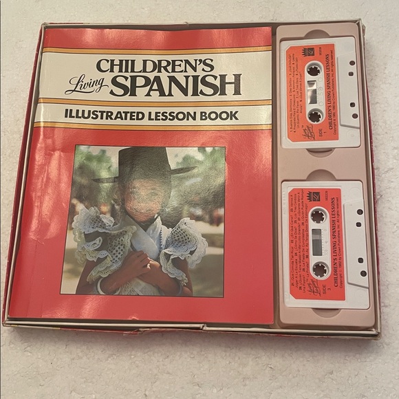 Children's Living Spanish Language picture dictionary illustrated lesson book - Picture 3 of 15